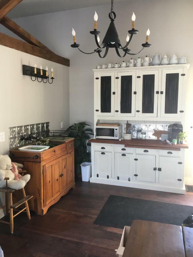 The Carriage House Flat - Downtown Paris Canada Экстерьер фото