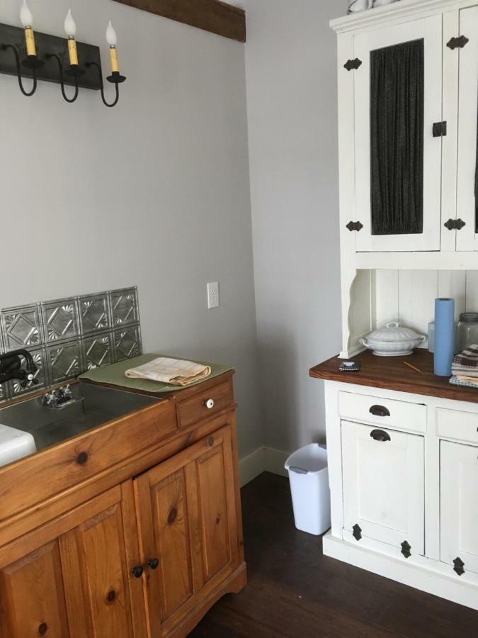 The Carriage House Flat - Downtown Paris Canada Экстерьер фото